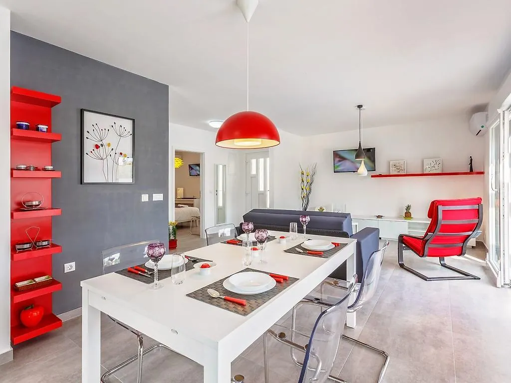 Elegant Villa With Swimming Pool In Pula Near Sea