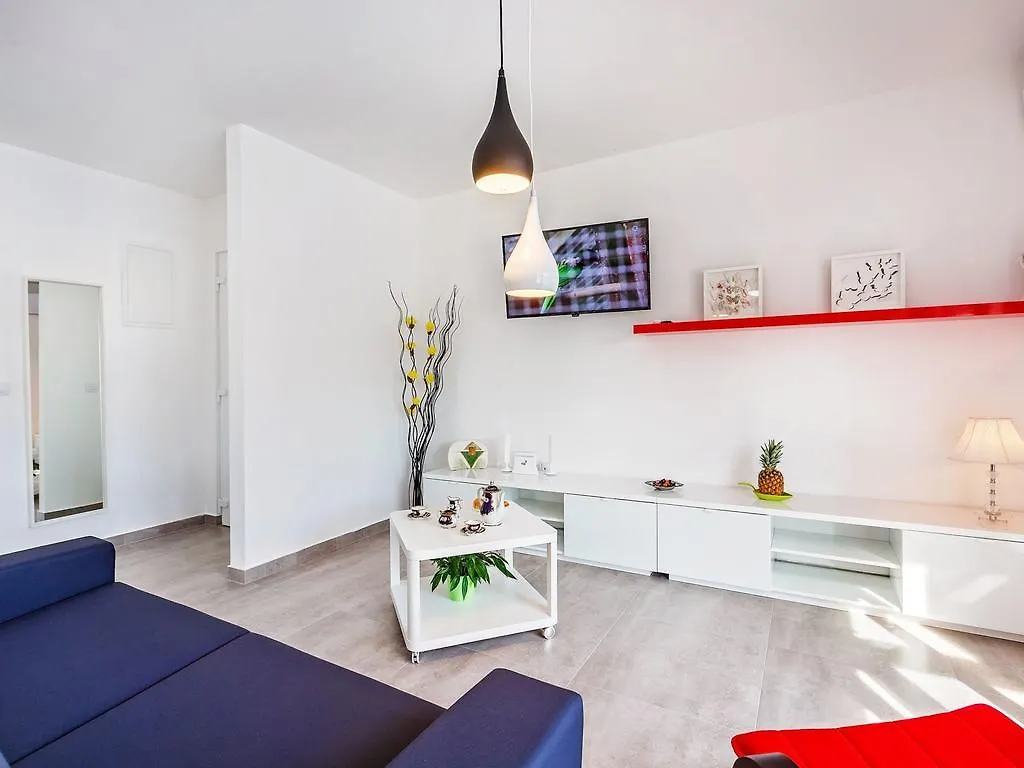 Elegant Villa With Swimming Pool In Pula Near Sea