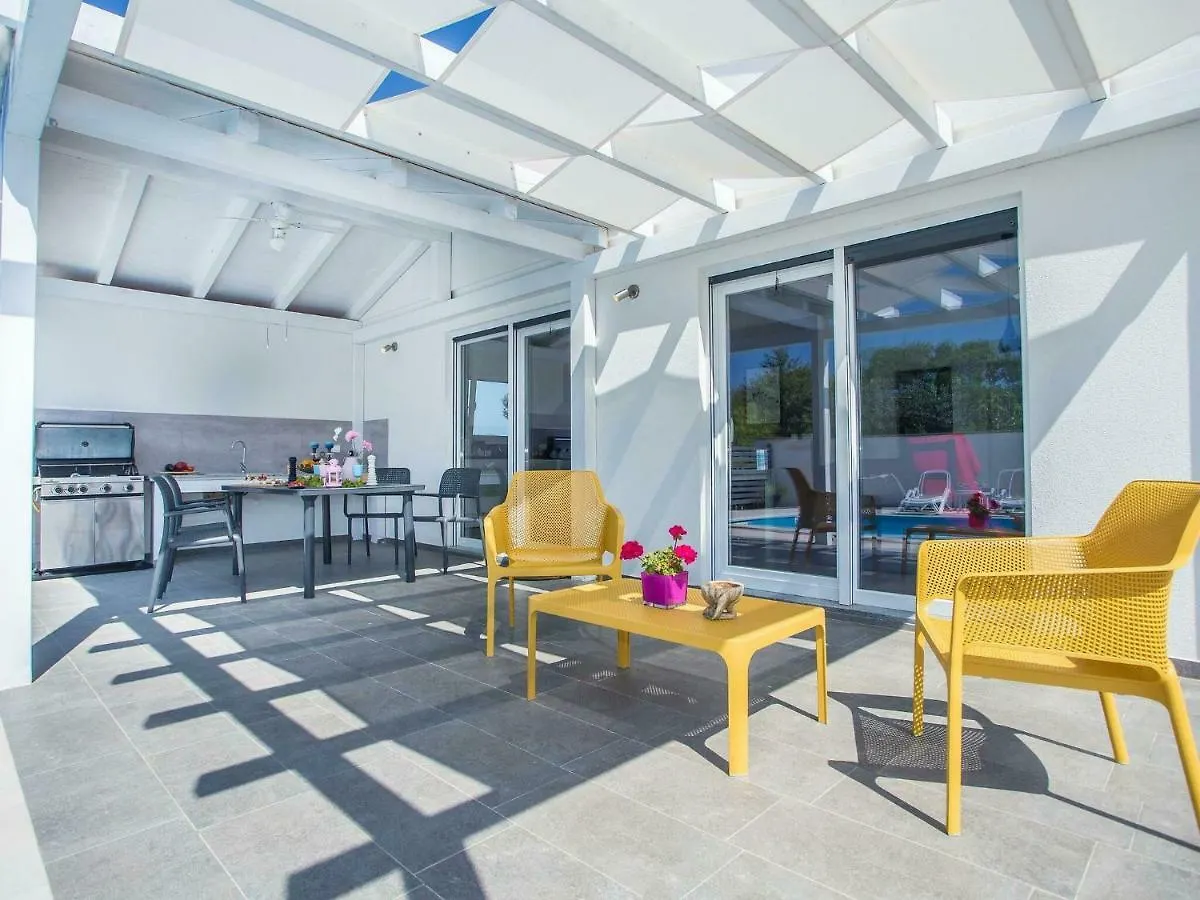 Elegant Villa With Swimming Pool In Pula Near Sea クロアチア