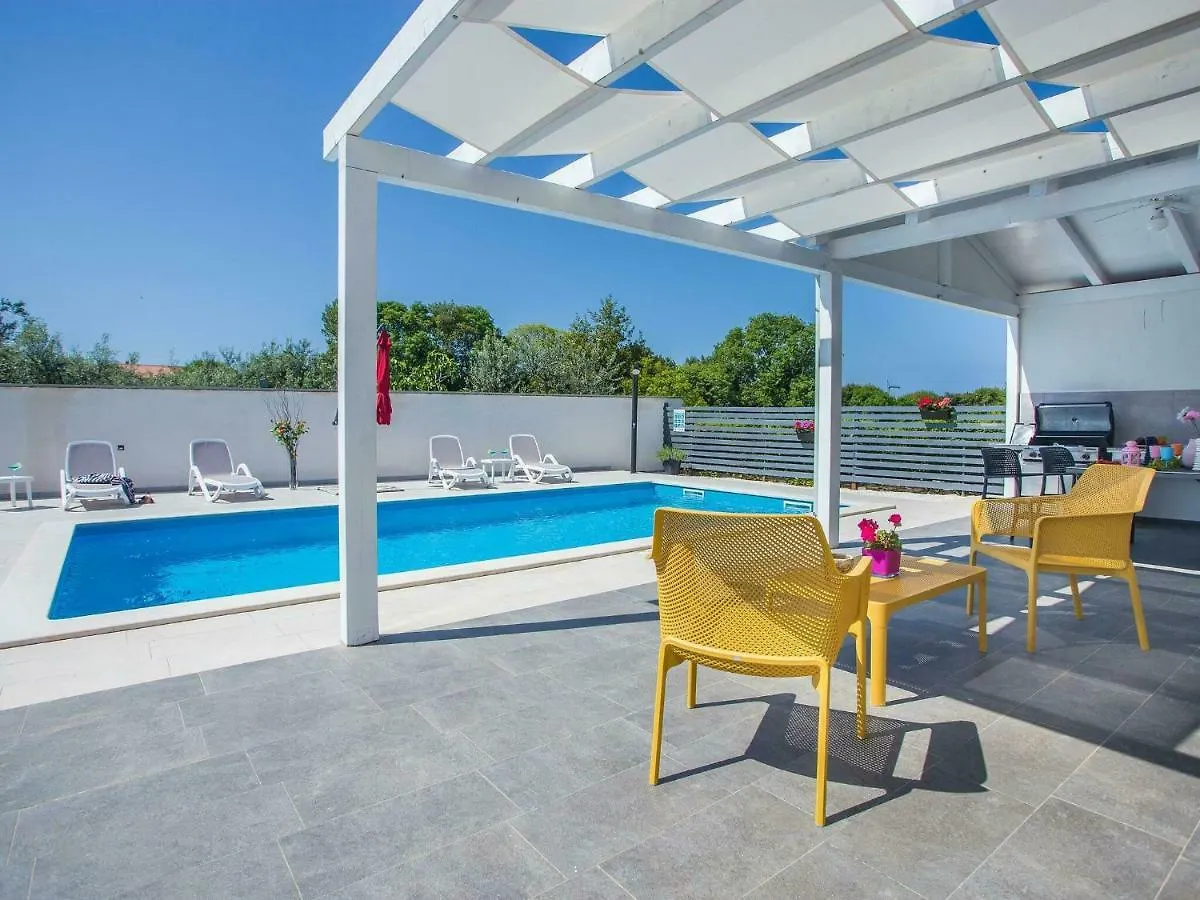 Elegant Villa With Swimming Pool In Pula Near Sea 0*,  クロアチア