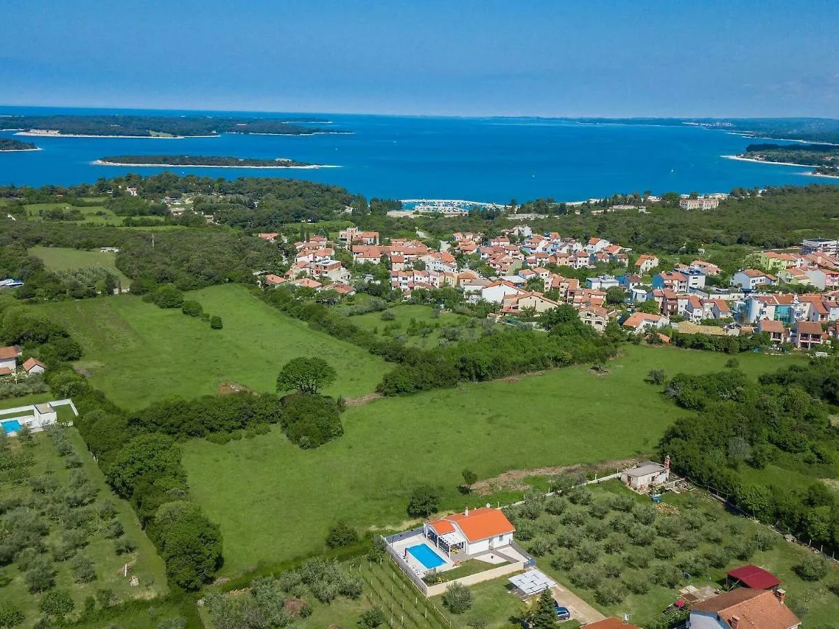 Elegant Villa With Swimming Pool In Pula Near Sea クロアチア